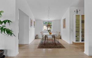 Un comedor con mesa y sillas en 4 Bedroom Lovely Home In Dronningmølle, en Dronningmølle