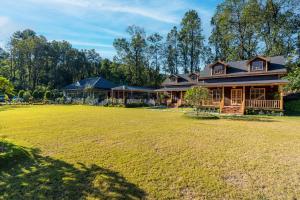 ein großer Hof vor einem großen Haus in der Unterkunft SaffronStays The Woods - Pine Villa in Dehradun