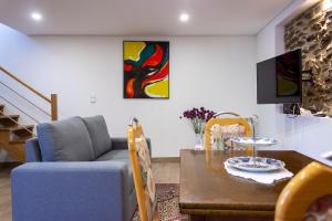 ein Wohnzimmer mit Sofa und Tisch in der Unterkunft Casa da Zurja in Guarda