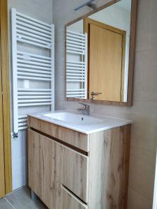 ein Badezimmer mit Waschbecken und Spiegel in der Unterkunft Casa da Zurja in Guarda