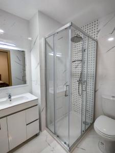 ein Badezimmer mit Dusche, Toilette und Waschbecken in der Unterkunft Casa da Zurja in Guarda + 14 Fotos