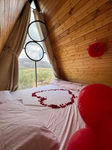 una camera da letto con un letto con fiori rossi di Kunuz 