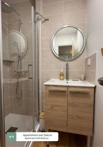 een badkamer met een douche met wastafel en spiegel bij La Villa du Bois d'Amour in Quiberon +40 foto's