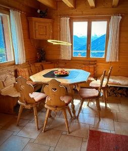 a dining room with a table and chairs in a cabin at Chalet Poiema in Bellwald +8 photos