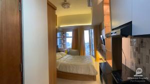 PampangにあるApartemen VidaView Unit 26D By Millproの部屋にベッドが置かれた小さな寝室