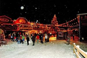 a group of people standing in front of a christmas market at Harz Holiday Park, Hasselfelde in Hasselfelde
