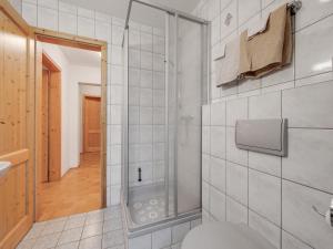 Koupelna v ubytování Spacious Apartment with Sauna in Schonsee + 28 fotografií
