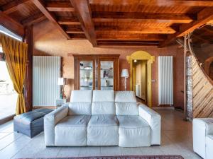 ジョイオーザ・マレーアにあるVilla with private indoor sauna in Sicilyのリビングルーム(白いソファ、椅子付)