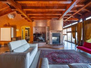 ジョイオーザ・マレーアにあるVilla with private indoor sauna in Sicilyのソファと暖炉のあるリビングルーム