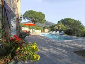 Piscina de la sau aproape de Provencal Holiday Home in Bormes-les-Mimosas with Pool