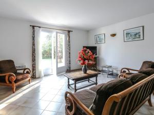 O zonă de relaxare la Provencal Holiday Home in Bormes-les-Mimosas with Pool +90 fotografii