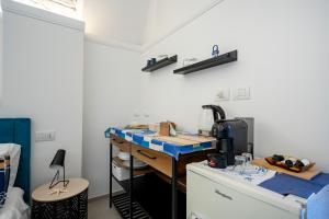 eine Küche mit einer blauen Arbeitsplatte in einem Zimmer in der Unterkunft Dimora dei Colori - Serene Blue in Bari