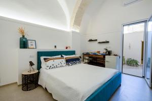 ein Schlafzimmer mit einem Bett mit blauem Kopfteil in der Unterkunft Dimora dei Colori - Serene Blue in Bari