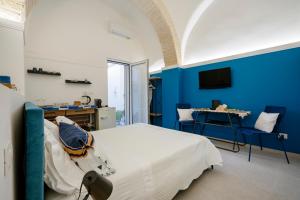 ein Schlafzimmer mit einem Bett und einer blauen Wand in der Unterkunft Dimora dei Colori - Serene Blue in Bari