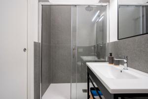 ein Badezimmer mit Dusche und Waschbecken in der Unterkunft Dimora dei Colori - Serene Blue in Bari