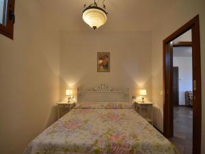 Ένα ή περισσότερα κρεβάτια σε δωμάτιο στο Cosy agriturismo in Toscana with outdoor swimming pool