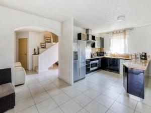 Una cocina con refrigerador y gabinetes de acero inoxidable. en Cosy holiday home in Tuscany with shared swimming pool, en San Casciano in Val di Pesa 113 fotos más