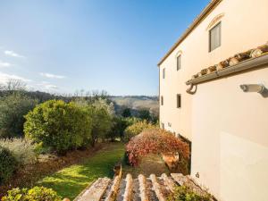 Κήπος έξω από το Cosy holiday home in Tuscany with shared swimming pool