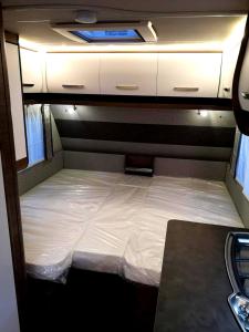 Ένα ή περισσότερα κρεβάτια σε δωμάτιο στο Cozy Caravan in Camping Erlengrund, Bad Hofgastein