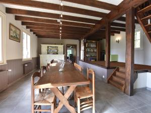 Un comedor con una larga mesa de madera y sillas. en Holiday Home in Saint-Omer near Lake & Forest, en Saint-Omer