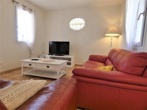 Μια τηλεόραση ή/και κέντρο ψυχαγωγίας στο Inviting villa in Saint Paul trois Chateaux with pool