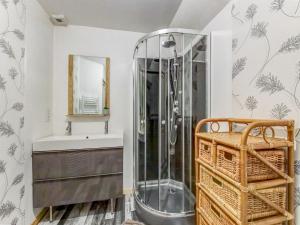 un baño con ducha y lavabo en Welcoming Holiday Home in Brainville with Fenced Garden, en Brainville