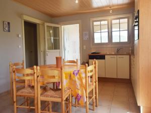 Una cocina y un comedor con mesa y sillas. en Peaceful Holiday Home in Les Vans, Ardeche with Pool, en Les Vans