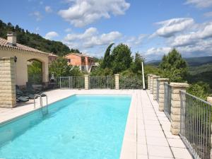 una piscina frente a una casa en Peaceful Holiday Home in Les Vans, Ardeche with Pool, en Les Vans