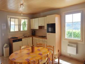 Una cocina con una mesa y un comedor. en Peaceful Holiday Home in Les Vans, Ardeche with Pool, en Les Vans 27 fotos más