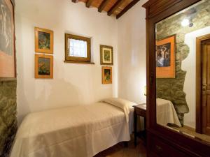 En eller flere senge i et værelse på Luxurious, cozy apartment with pool near Cortona in Tuscany versatile