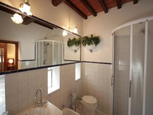 Et badeværelse på Luxurious, cozy apartment with pool near Cortona in Tuscany versatile + 20 billeder