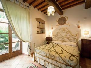 En eller flere senge i et værelse på Luxurious, cozy apartment with pool near Cortona in Tuscany versatile