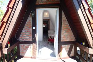 eine offene Haustür mit einer Backsteinmauer in der Unterkunft Bungalow in Kolczewo with parking space in Kołczewo