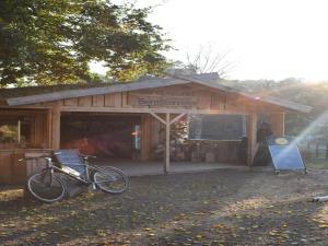 una bicicletta parcheggiata di fronte a un capannone di legno di Chalet, Wendorf a Wendorf