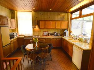 eine Küche mit Tisch und Stühlen und eine Küche mit Spüle in der Unterkunft Spacious holiday home in Vicchio with private Pool in Vicchio