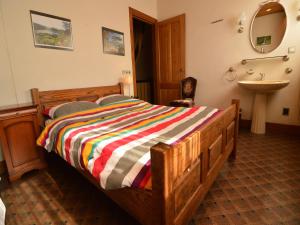 ein Schlafzimmer mit einem Holzbett und einem Waschbecken in der Unterkunft Spacious holiday home in Vicchio with private Pool in Vicchio