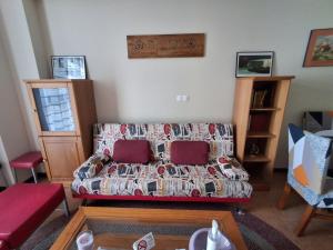 a living room with a couch in a room at Espe Daga Apartamento in Bueu