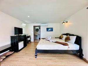 a bedroom with a bed and a television in it at Chang Cliff Resort in Ko Chang