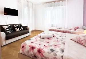 a living room with a bed and a couch at Casa Barbara a 15 min da Venezia con parcheggio in Mestre