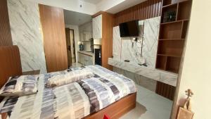 En eller flere senge i et værelse på Apartemen Delft Unit 1057 By Millpro + 2 billeder