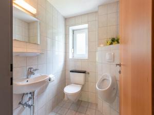 Ένα μπάνιο στο Holiday home near ski resort in St Gallenkirch