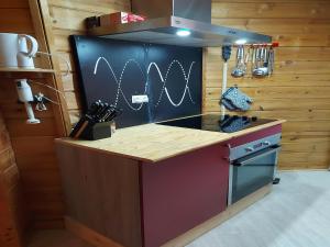 Η κουζίνα ή μικρή κουζίνα στο Nice Chalet with sauna in Vosges