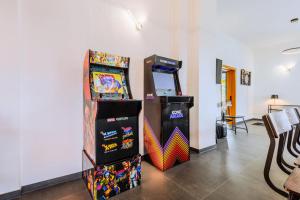 a room with two arcade games and a video game at Villa Klosterschenke Sauna Whirlpool Game Room in Sankt Goarshausen