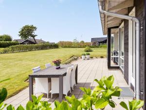 ノーポにある7 person holiday home in Nordborg-By Traumのパティオ(テーブル、椅子付)、