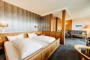 Ένα ή περισσότερα κρεβάτια σε δωμάτιο στο Berghotel Hoher Knochen - Ruhe & Natur +52 φωτογραφίες