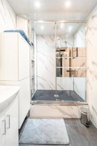 a shower with a glass door in a bathroom at One Bed Room Apartment in Aberdeen City Centre Home Away From Home in Aberdeen +15 photos