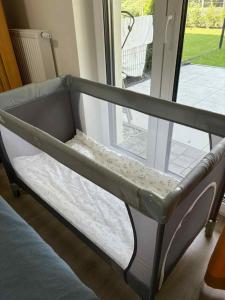 Bett vor einem Fenster in der Unterkunft Plażowa Park 13 Międzywodzie in Międzywodzie