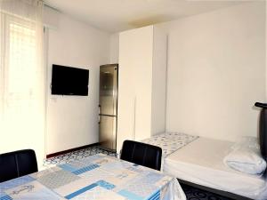 Kleines Zimmer mit 2 Betten und einem Kühlschrank. in der Unterkunft Snug holiday home in Porto Santa Margherita with terrace in Porto Santa Margherita