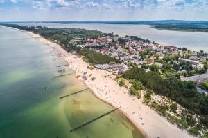 una vista aerea di una spiaggia con un gruppo di persone di Comfortable holiday home on Lake Jamno, Podamirowo a Podamirowo