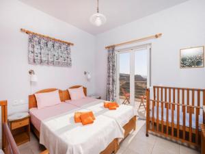 Ένα ή περισσότερα κρεβάτια σε δωμάτιο στο Apartment in Chania with outdoor pool